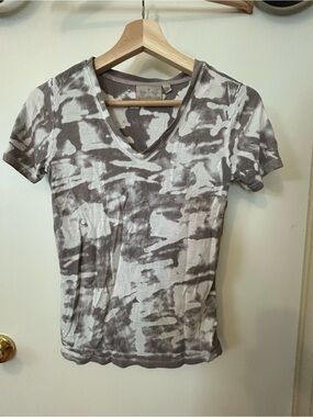 Women's V-Neck Tie-Dye Tee in Gray and White